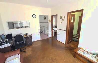 Imagem: A casa possui 4 Dormitórios, 2 Banheiros, 3 Vagas na garagem