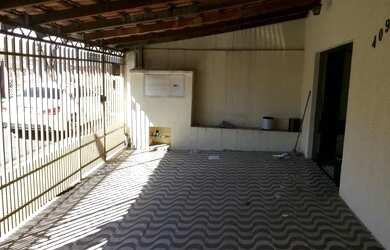 Imagem: A casa possui 4 Dormitórios, 4 Banheiros, 5 Vagas na garagem