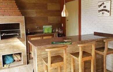 Imagem: A casa possui 3 Dormitórios, 2 Banheiros, 3 Vagas na garagem