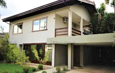 Imagem: A casa possui 4 Dormitórios, 5 Banheiros, 2 Vagas na garagem