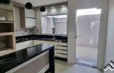 Imagem: A casa possui 4 Dormitórios, 3 Banheiros, 2 Vagas na garagem