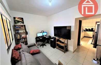 Imagem: A casa possui 3 Dormitórios, 1 Banheiro, 1 Vaga na garagem