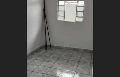 Imagem: A casa possui 2 Dormitórios, 1 Banheiro e está localizado