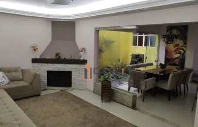 Imagem: A casa possui 4 Dormitórios, 2 Banheiros, 3 Vagas na garagem