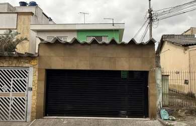 Imagem: A casa possui 4 Dormitórios, 4 Banheiros, 3 Vagas na garagem