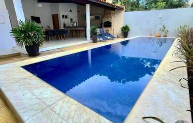 Imagem: A casa possui 4 Dormitórios, 5 Banheiros, 5 Vagas na garagem