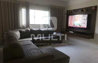 Imagem: A casa possui 3 Dormitórios, 3 Banheiros, 2 Vagas na garagem