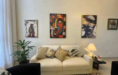 Imagem: A casa possui 3 Dormitórios, 2 Banheiros, 2 Vagas na garagem