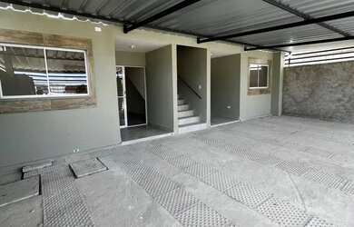 Imagem: A casa possui 2 Dormitórios, 1 Banheiro, 1 Vaga na garagem