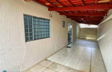 Imagem: A casa possui 3 Dormitórios, 1 Banheiro, 2 Vagas na garagem