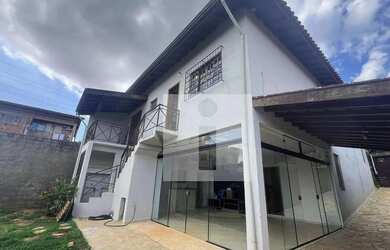 Imagem: A casa possui 3 Dormitórios, 3 Banheiros, 3 Vagas na garagem