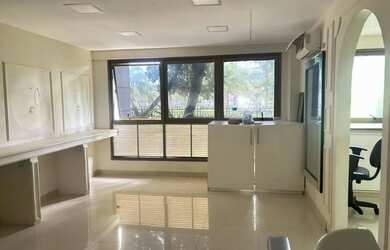 Imagem: O depósito possui 2 Vagas na garagem, 60m² de Área e está