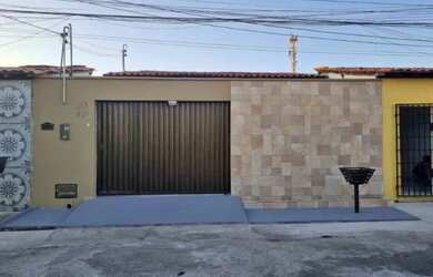 Imagem: A casa possui 2 Dormitórios, 1 Banheiro, 2 Vagas na garagem