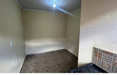 Imagem: A casa possui 1 Dormitório, 1 Banheiro, 1 Vaga na garagem e