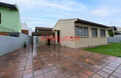 Imagem: A casa possui 5 Dormitórios, 1 Banheiro, 5 Vagas na garagem