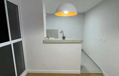 Imagem: O apartamento possui 2 Dormitórios, 1 Banheiro, 1 Vaga na garagem