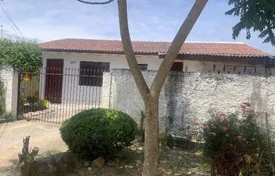 Imagem: A casa possui 3 Dormitórios, 1 Banheiro, 1 Vaga na garagem