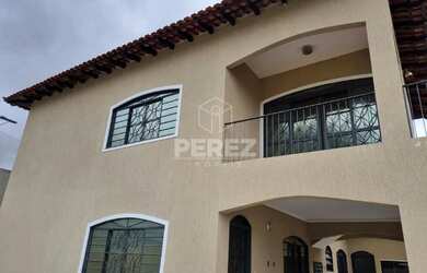 Imagem: A casa possui 4 Dormitórios, 5 Banheiros, 3 Vagas na garagem