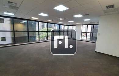 Imagem: O depósito possui 4 Vagas na garagem, 182m² de Área e está