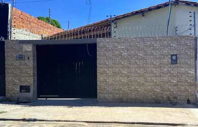 Imagem: A casa possui 3 Dormitórios, 2 Banheiros, 2 Vagas na garagem