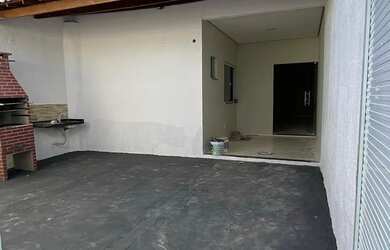 Imagem: A casa possui 2 Dormitórios, 2 Banheiros, 2 Vagas na garagem