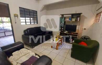 Imagem: A casa possui 4 Dormitórios, 3 Banheiros, 2 Vagas na garagem