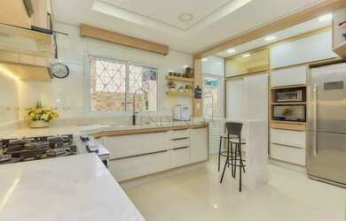 Imagem: A casa possui 3 Dormitórios, 4 Banheiros, 2 Vagas na garagem