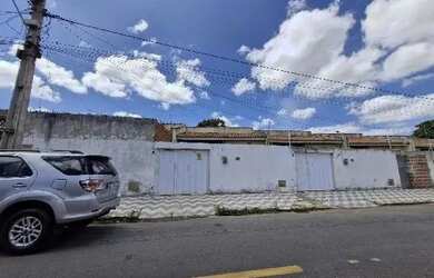 Imagem: A casa possui 1 Dormitório, 1 Banheiro, 1 Vaga na garagem