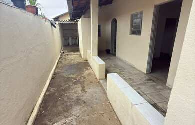 Imagem: A casa possui 2 Dormitórios, 1 Banheiro, 1 Vaga na garagem