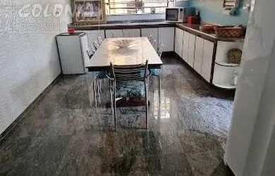 Imagem: A casa possui 3 Dormitórios, 5 Banheiros, 4 Vagas na garagem