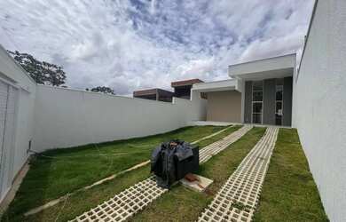 Imagem: A casa possui 3 Dormitórios, 3 Banheiros, 2 Vagas na garagem
