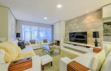 Imagem: A casa possui 4 Dormitórios, 4 Banheiros, 5 Vagas na garagem