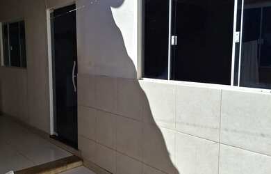 Imagem: A casa possui 1 Dormitório, 1 Banheiro, 1 Vaga na garagem e