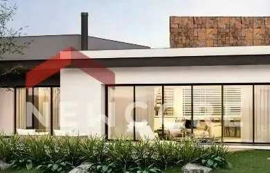 Imagem: A casa em condomínio possui 4 Dormitórios, 4 Banheiros, 5