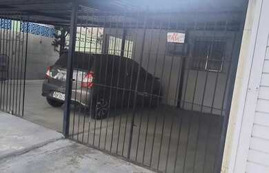 Imagem: A casa possui 3 Dormitórios, 2 Banheiros, 1 Vaga na garagem