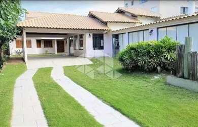 Imagem: A casa possui 3 Dormitórios, 1 Banheiro, 2 Vagas na garagem