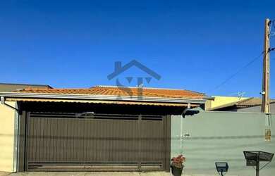 Imagem: A casa possui 4 Dormitórios, 3 Banheiros, 3 Vagas na garagem