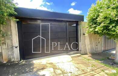 Imagem: A casa possui 2 Dormitórios, 1 Banheiro, 2 Vagas na garagem