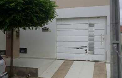 Imagem: A casa possui 3 Dormitórios, 2 Banheiros, 1 Vaga na garagem