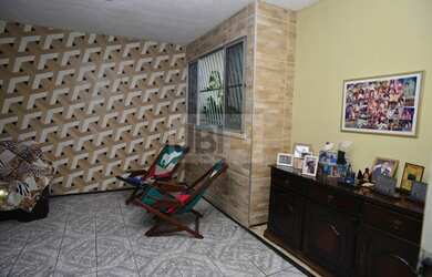 Imagem: A casa possui 3 Dormitórios, 2 Banheiros, 2 Vagas na garagem