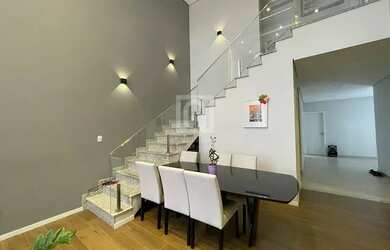 Imagem: A casa em condomínio possui 4 Dormitórios, 5 Banheiros, 256m²