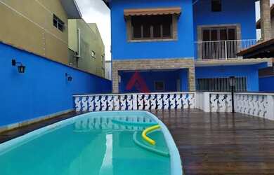 Imagem: A casa possui 3 Dormitórios, 4 Banheiros, 5 Vagas na garagem