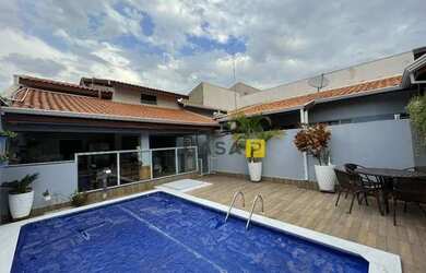 Imagem: A casa possui 4 Dormitórios, 3 Banheiros, 4 Vagas na garagem