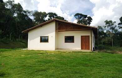 Imagem: A casa possui 3 Dormitórios, 2 Banheiros, 2 Vagas na garagem