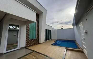 Imagem: A casa possui 3 Dormitórios, 3 Banheiros, 4 Vagas na garagem