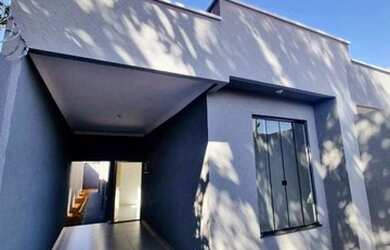 Imagem: A casa possui 3 Dormitórios, 2 Banheiros, 2 Vagas na garagem