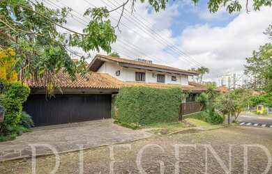Imagem: A casa possui 3 Dormitórios, 5 Banheiros, 4 Vagas na garagem