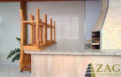 Imagem: A casa possui 3 Dormitórios, 2 Banheiros, 3 Vagas na garagem