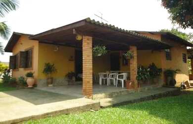 Imagem: A casa possui 3 Dormitórios, 2 Banheiros e 120m² de Área