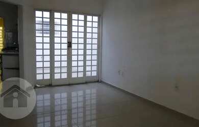 Imagem: A casa possui 3 Dormitórios, 1 Banheiro, 2 Vagas na garagem